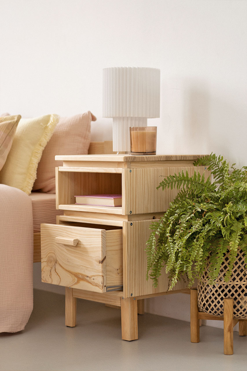 Imagen de ambiente 4 para:Mesita de noche de madera de pino